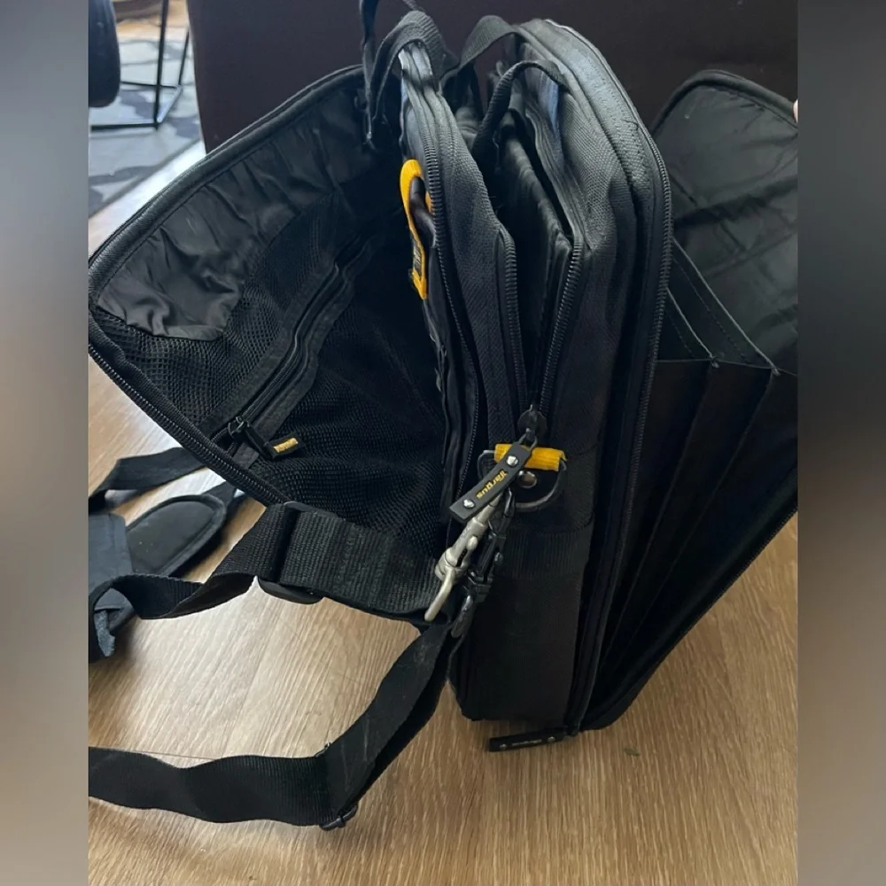 Targus multiple compartments bag